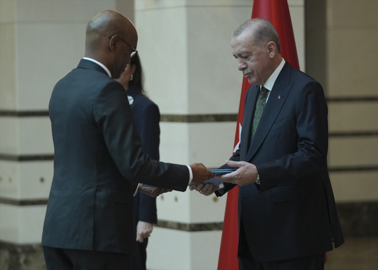 Büyükelçilerden Cumhurbaşkanı Erdoğan'a güven mektubu